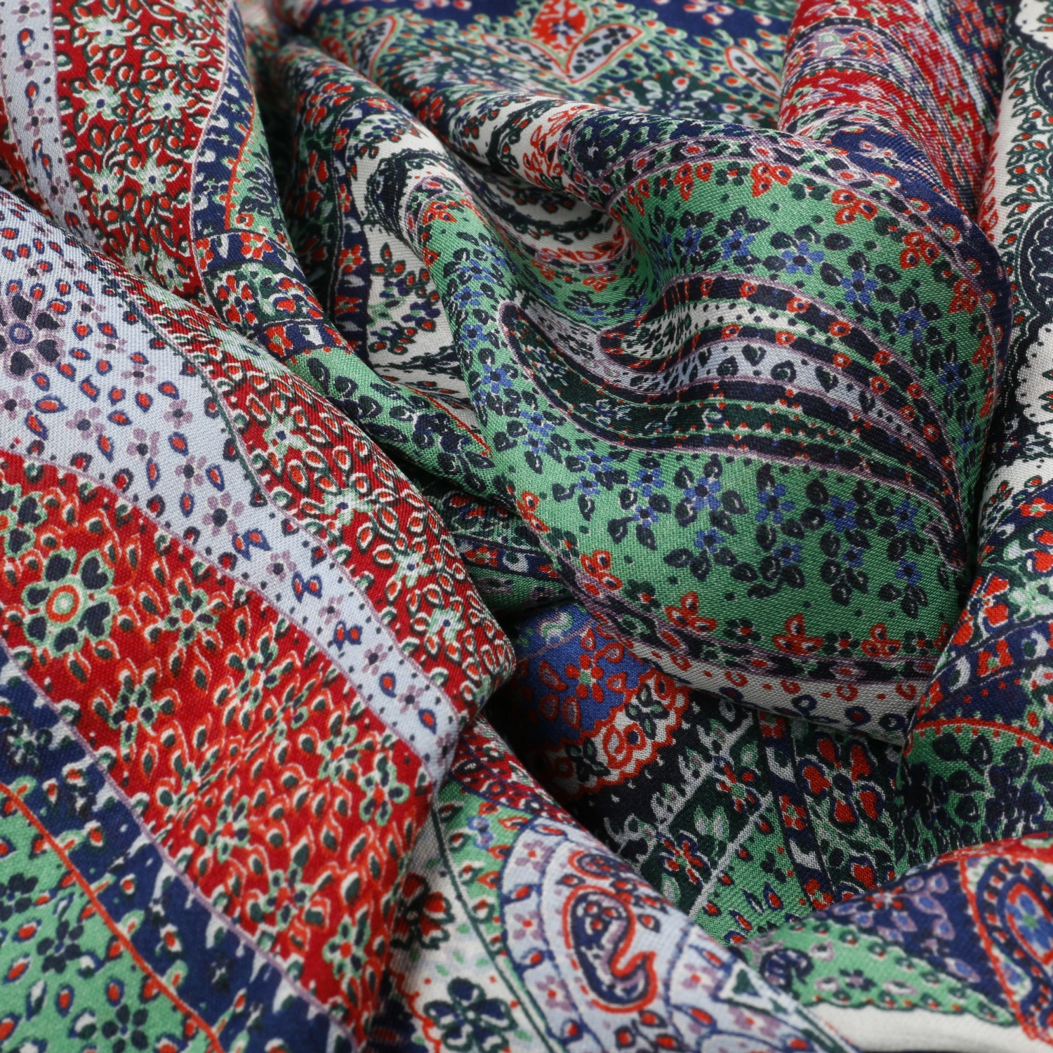 Delicate Paisley Seidentuch By Roeckl 3 Delicate Paisley Seidentuch By Roeckl – Bild 3